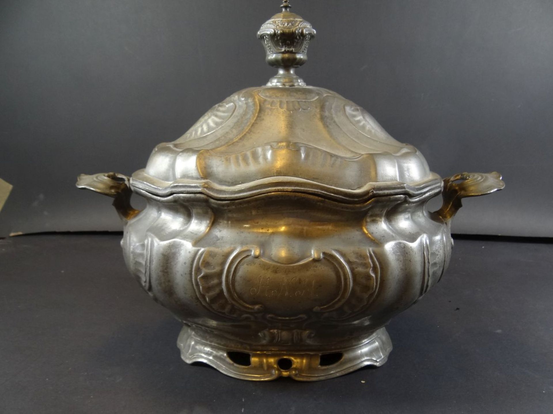 grosse ovale Zinn-Prunkterinne, Engelmarke um 1850, 28 cm, 26x21 cm, Altersspuren