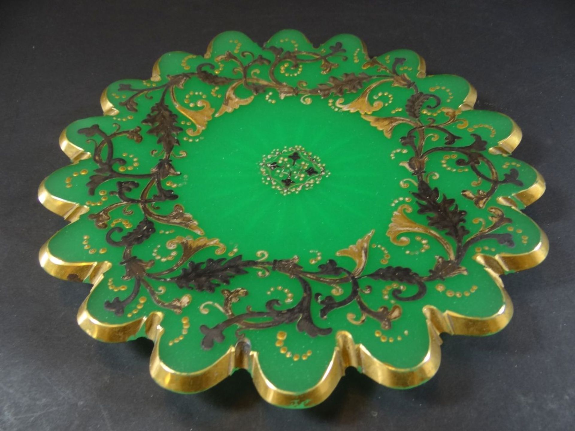 alter grüner Glasteller mit Goldmalerei, mehrfach Rand mit kl. Chips, D-24 cm - Bild 2 aus 4