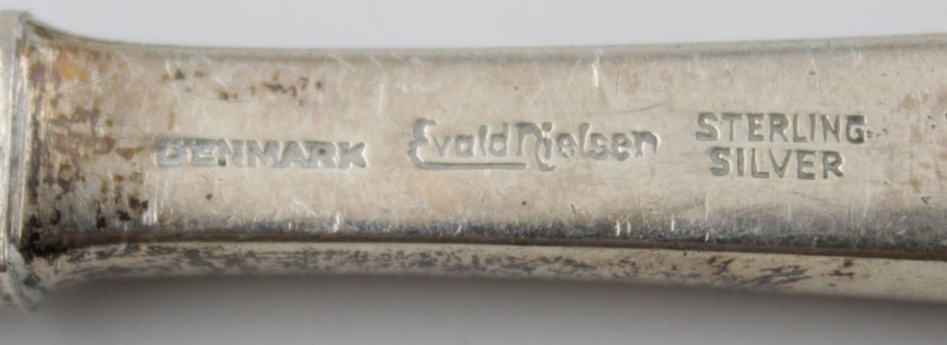 Kleines Salatbesteck Evald Nielsen mit Silbergriffen 925 er , L- 18,5 cm . - Bild 3 aus 3