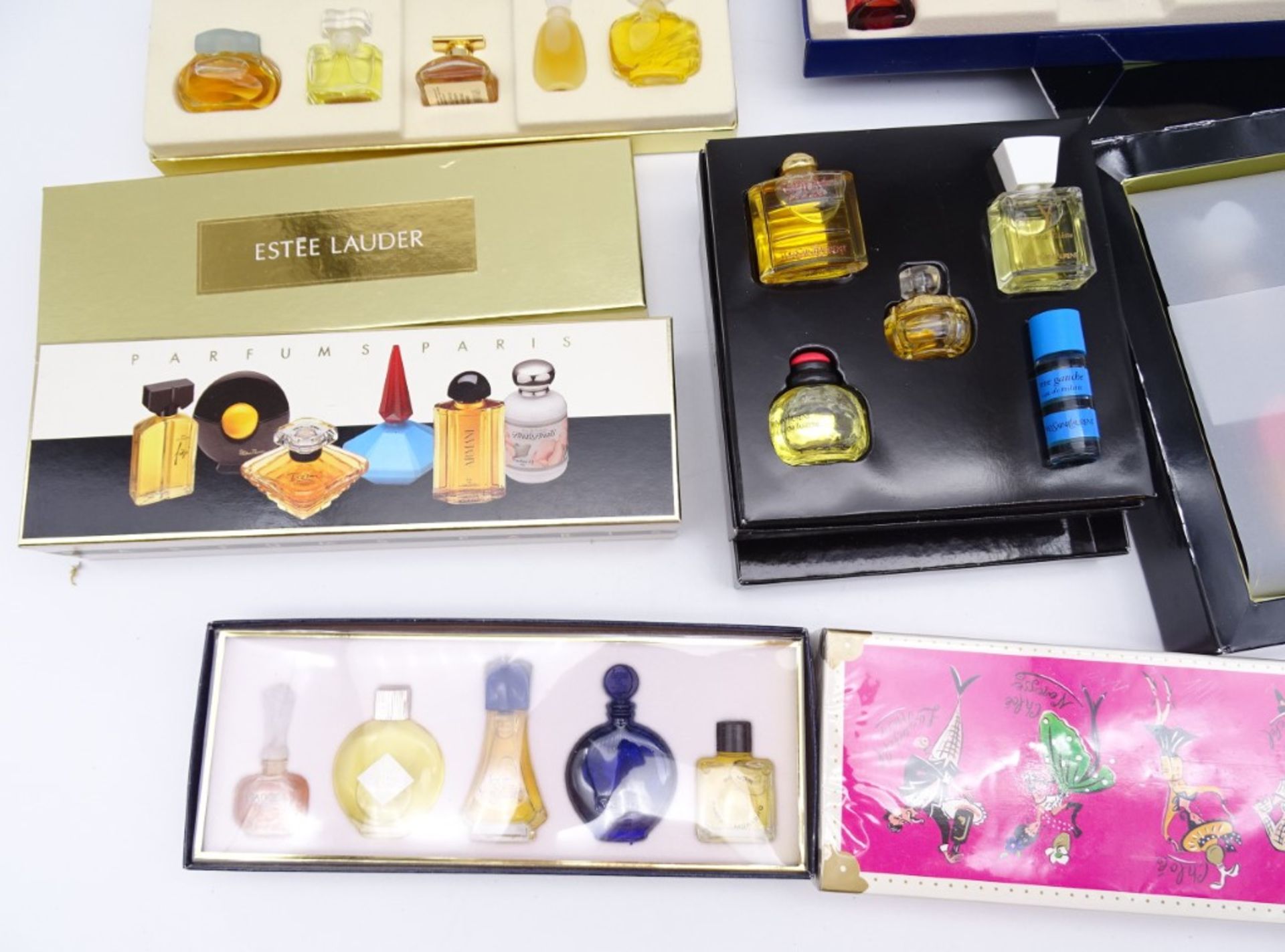 8 Schachteln mit Parfumminis, darunter Yves Saint Laurent, Dior, Lagerfeld, Estée Lauder, Elizabeth - Bild 3 aus 11