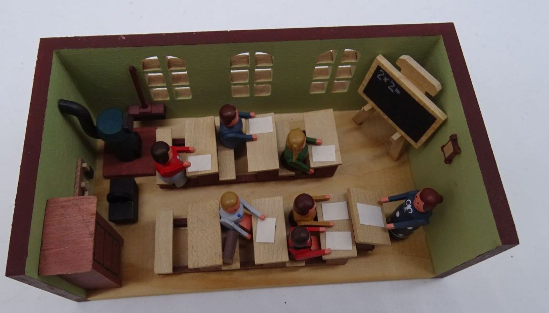 Seiffener Miniaturen-Klassenzimmer, von G. Flath, H-4 cm, 11x6 cm - Bild 2 aus 3