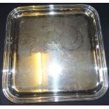 gr. quadratische Platte, versilbert, 28x28 cm, 634 gr., mittig Herz-Gravur, gut erhalten
