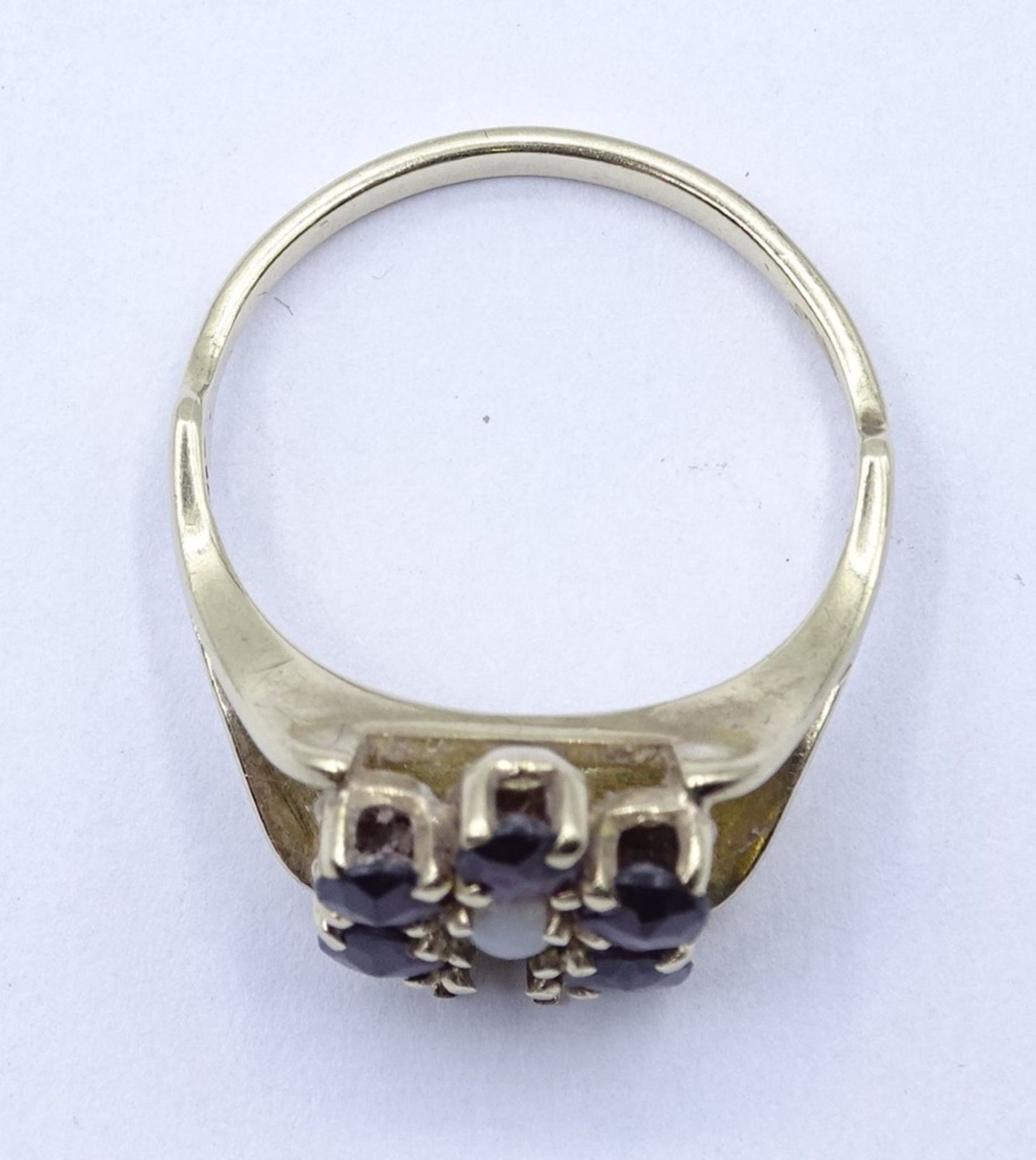 333er-Gelbgoldring besetzt mit Granaten und einer kleinen Perle, RG 53, 2,63 gr., mit Altersspuren, - Bild 5 aus 5