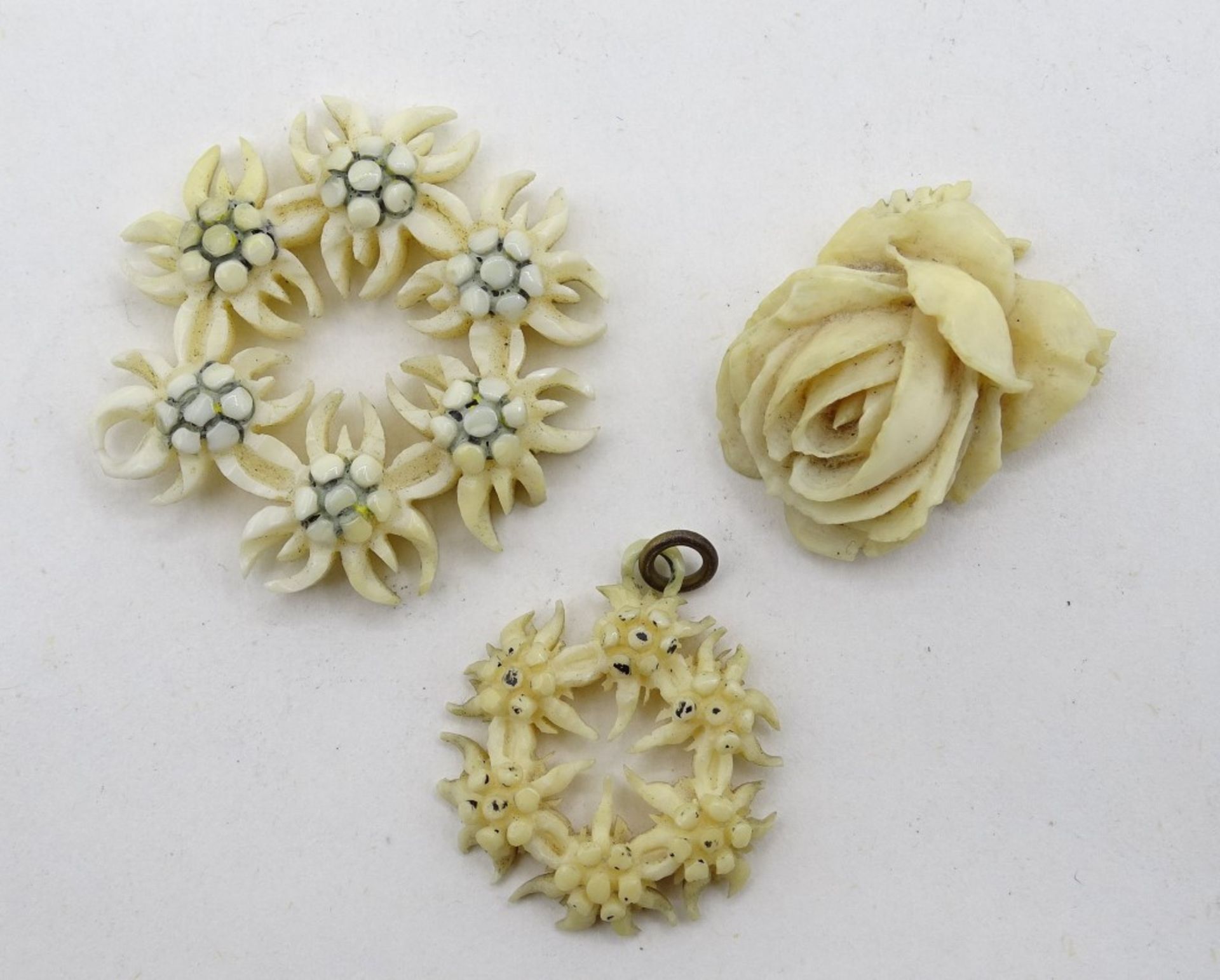 3 Teile alter Beinschmuck, Rose und 2 x Edelweiß, Ø 2 - 3,5 cm, mit Altersspuren, Öse der Rose gebr