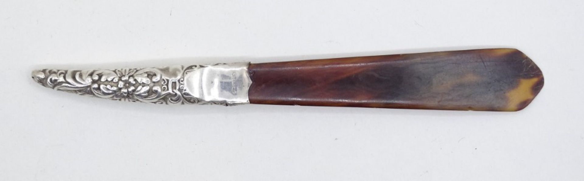 Brieföffner, Hornimitat mit Silbergriff (gepr.), Punze nicht mehr lesbar, L. 14,5 cm, 6 gr., mit Al