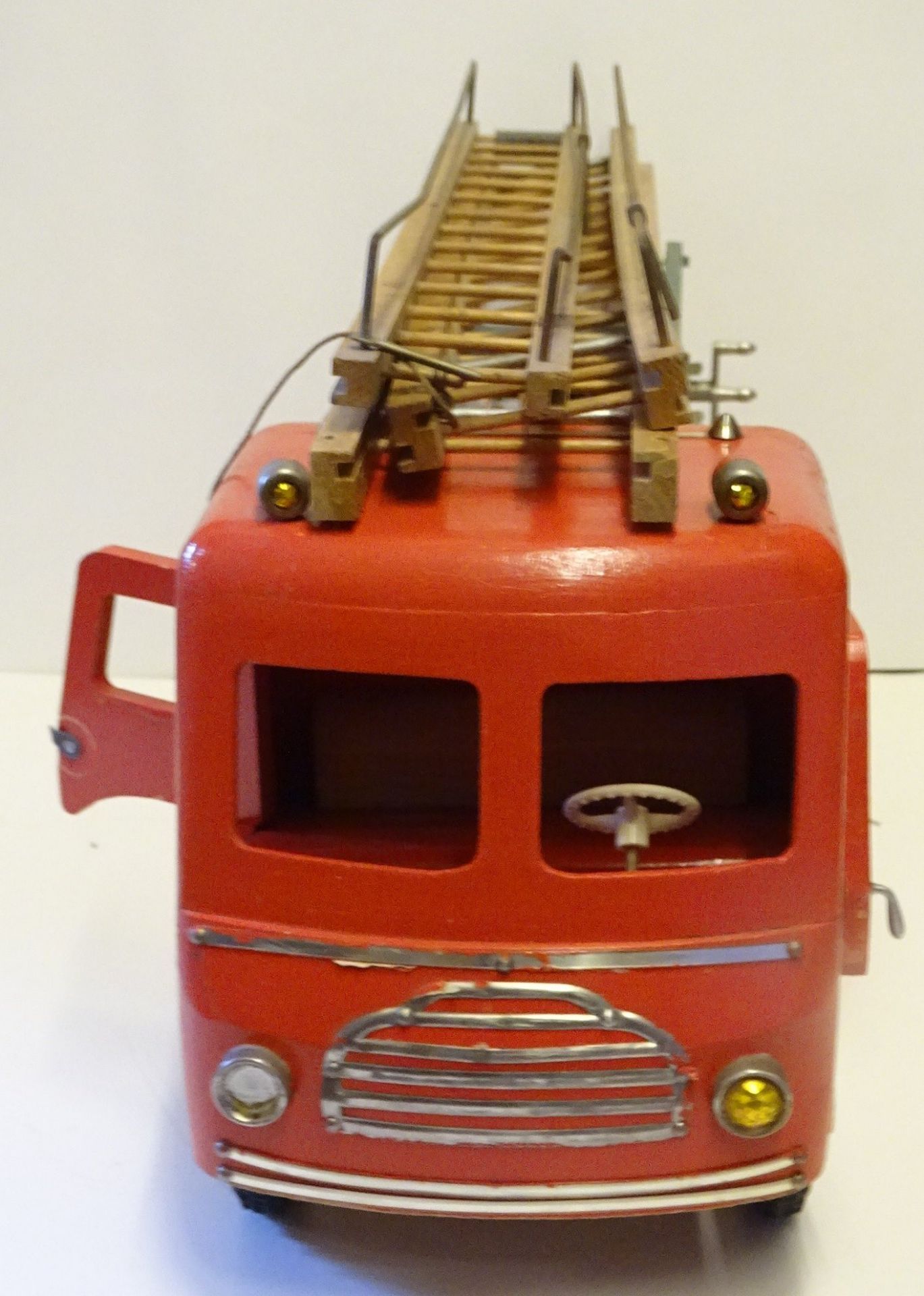 grosses Holz-Feuerwehr-Auto, lackiert, H-25 cm, L-55 cm, leicht bespielt - Bild 8 aus 10