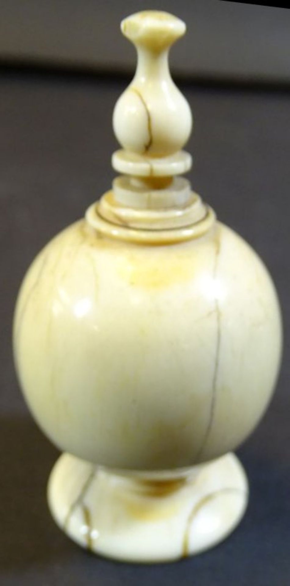 kl. Elfenbein-Flacon mit Drehverschluss, um 1900, H-6 cm, Altersspuren - Bild 3 aus 5