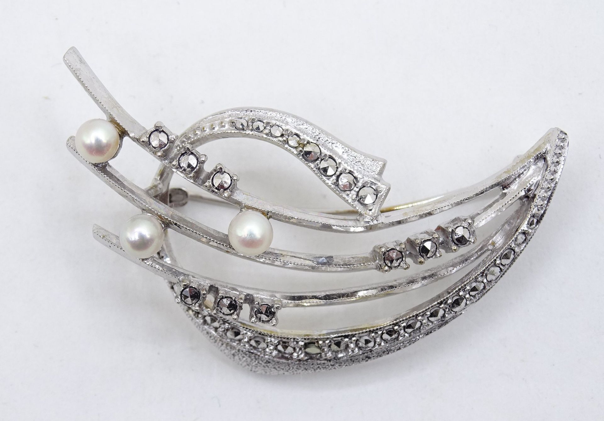 835er-Silberbrosche, besetzt mit Perlen und Markasiten, 5,5 x 3 cm, 15 gr.