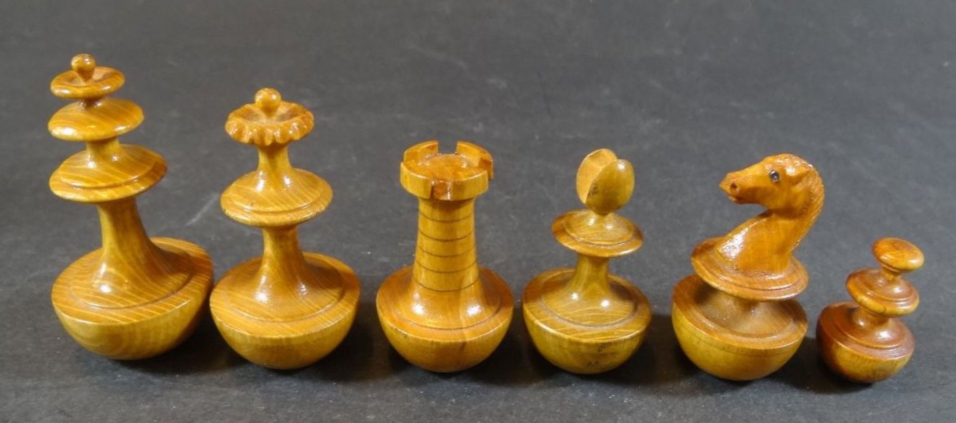 Holzkasten mit 32 Schachfiguren aus Holz, H-max. 6 cm - Bild 4 aus 4