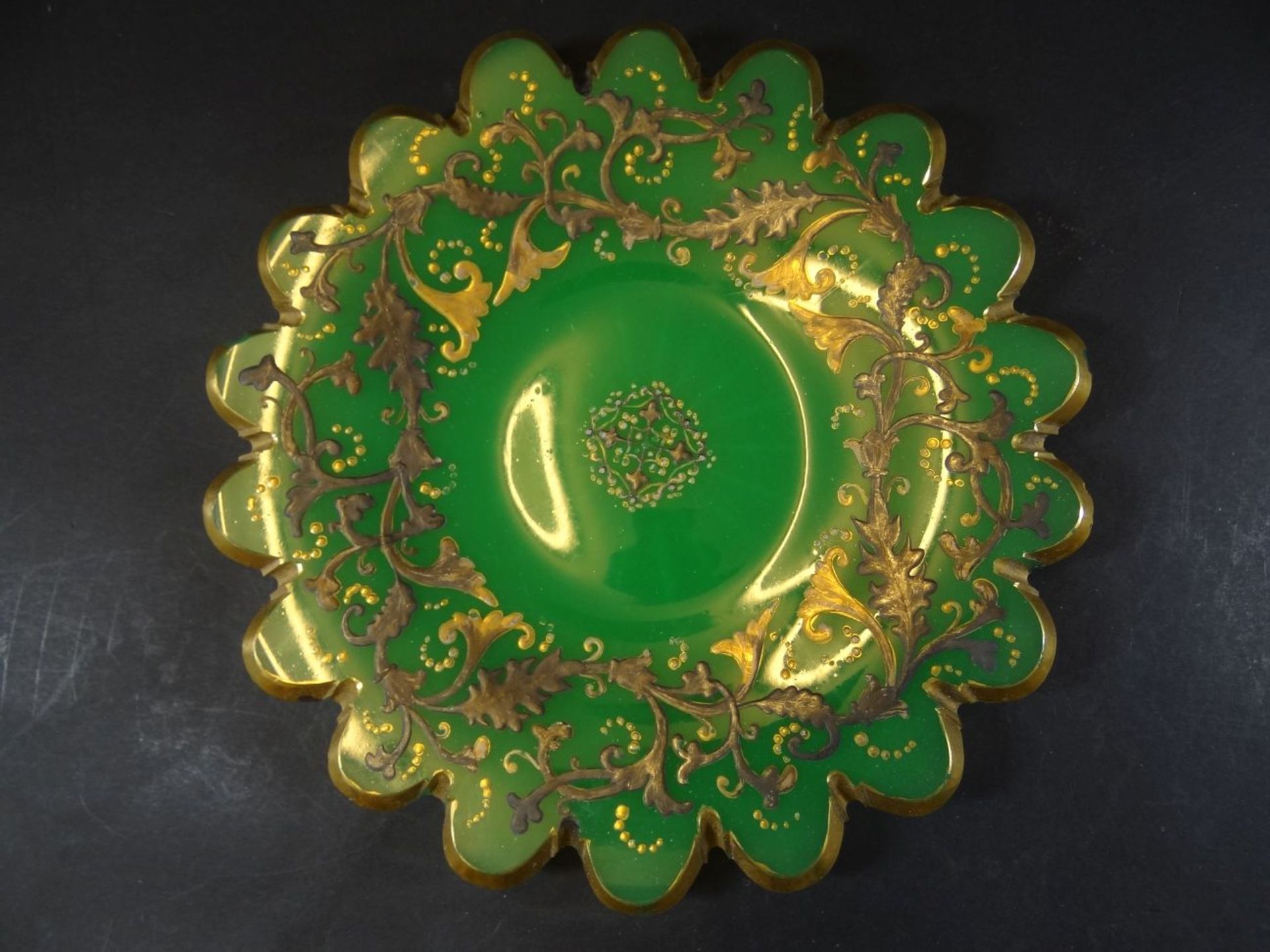 alter grüner Glasteller mit Goldmalerei, mehrfach Rand mit kl. Chips, D-24 cm
