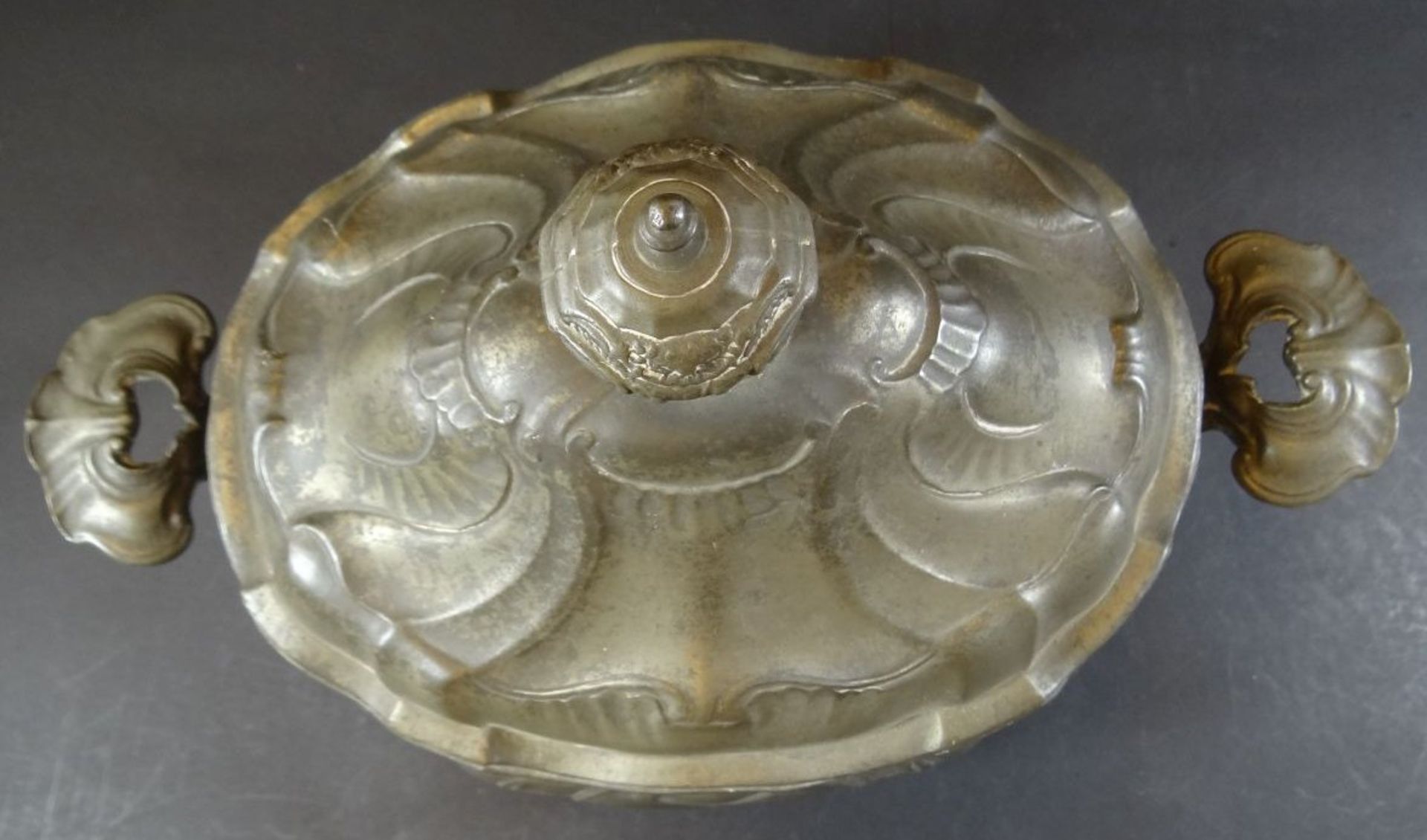 grosse ovale Zinn-Prunkterinne, Engelmarke um 1850, 28 cm, 26x21 cm, Altersspuren - Bild 3 aus 11