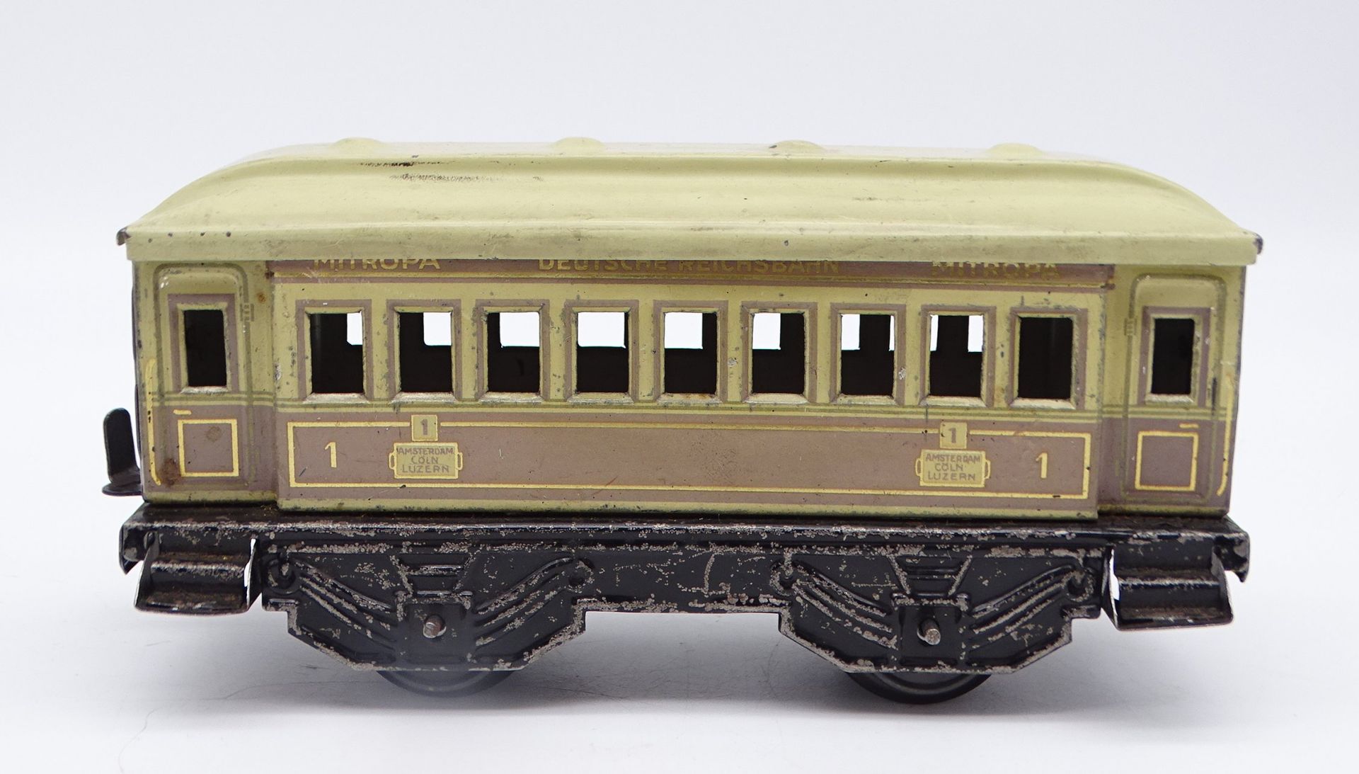 Alter Eisenbahnwaggon, Mitropa, Deutsche Reichsbahn, 15,5 x 8 x 6,5 cm, mit Altersspuren, Farbe abg