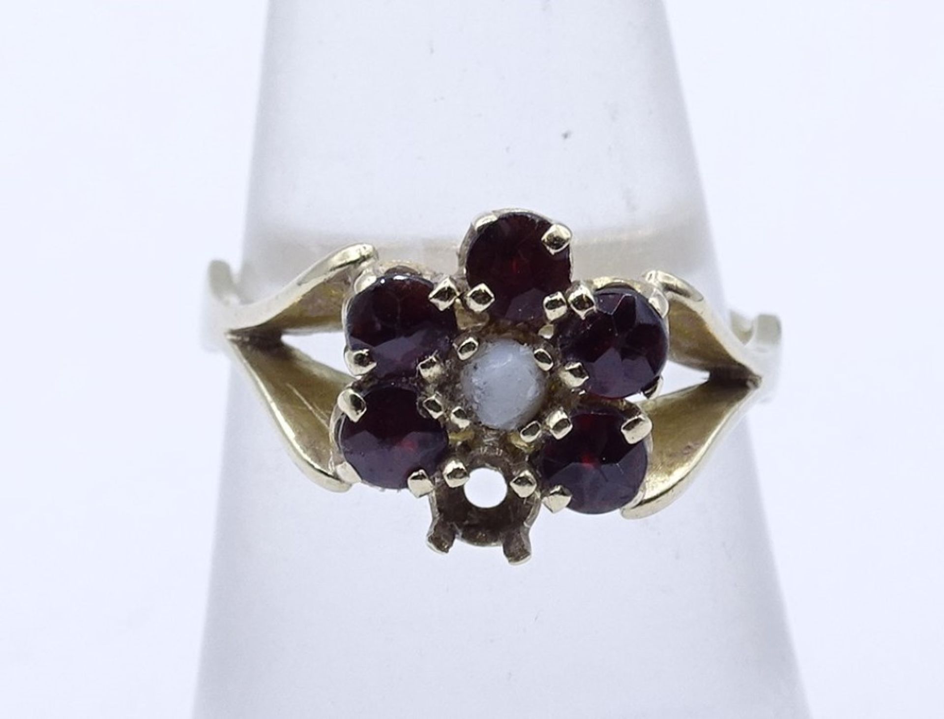 333er-Gelbgoldring besetzt mit Granaten und einer kleinen Perle, RG 53, 2,63 gr., mit Altersspuren,