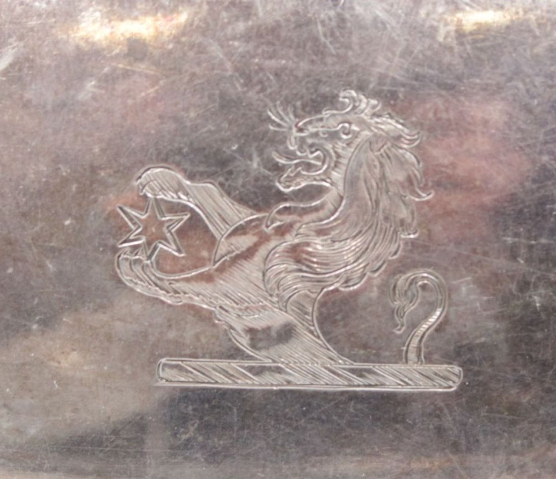 Servierplatte und Haube mit Löwen Wappen wohl England , versilbert . - Bild 2 aus 8