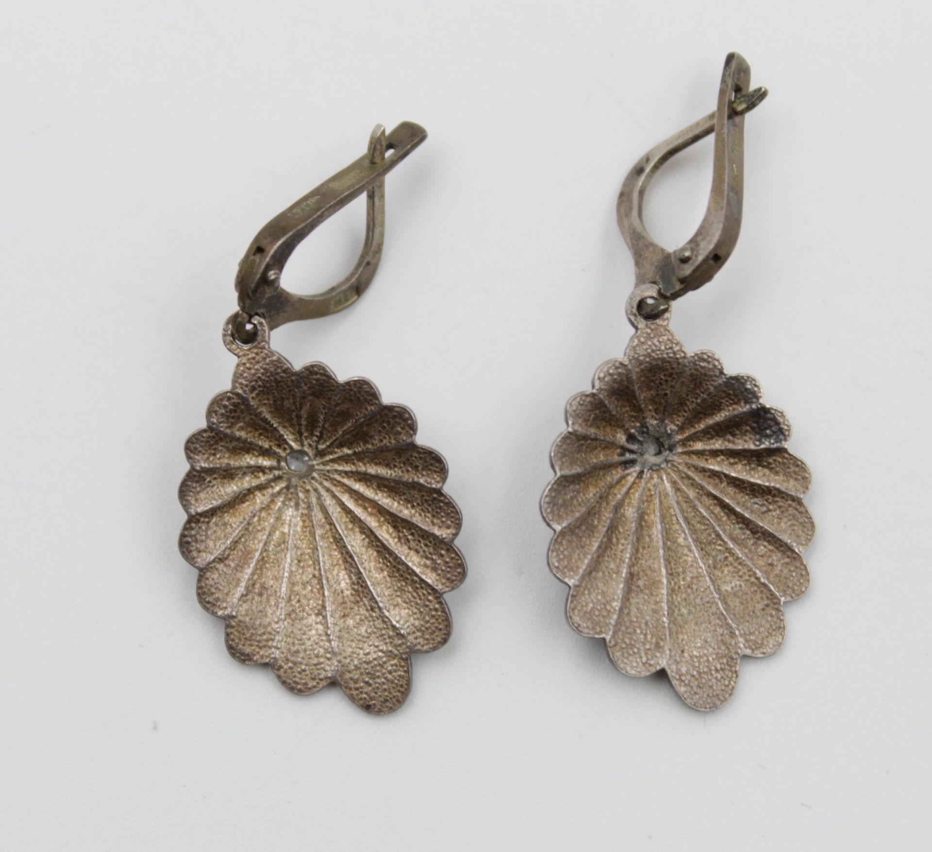 Paar Ohrhänger, 925er Silber, älter, mittig klarer Stein, zus. 6,4gr., l-4cm. - Bild 2 aus 3
