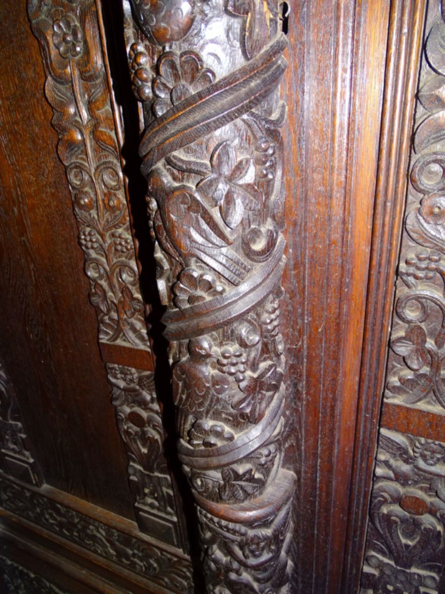 Barockschrank, Eiche, reich beschnitzt mit Säulen, verdecktes Schlüsselloch, H-ca. 215 cm, B-ca. 18 - Bild 7 aus 14