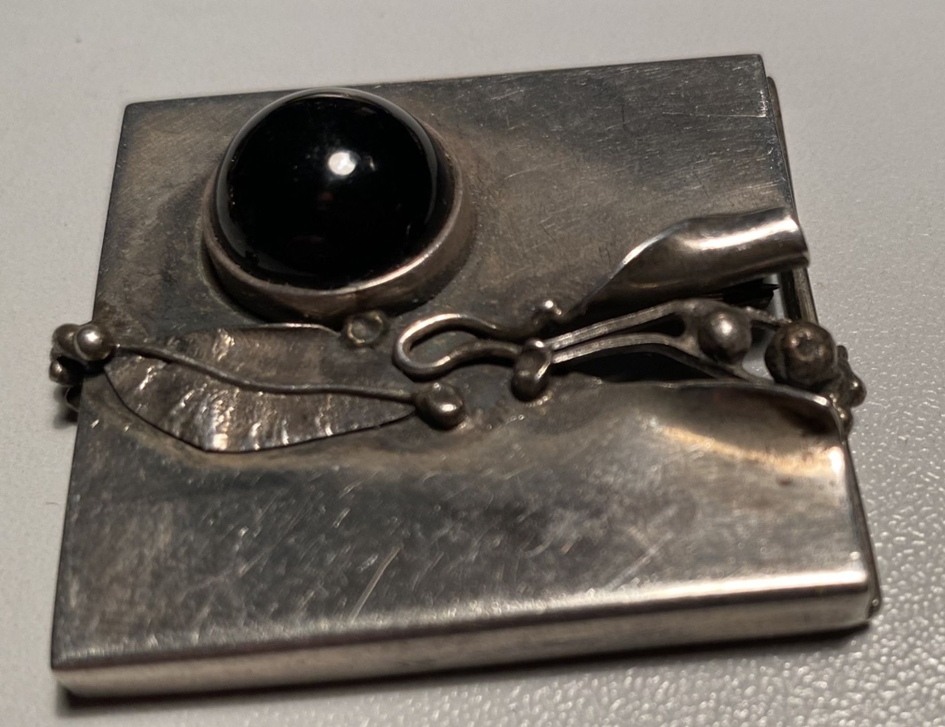 Silber Designerbrosche mit Onyx, auf Nadel gepunzt, 4x4 cm, 12,7 gr. - Bild 2 aus 3