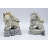 2 Fu-Hunde/ Wächterlöwen, China, beide nach links gerichtet, weiblich?, Marmor, ca. 20 x 8 x 13,5 c