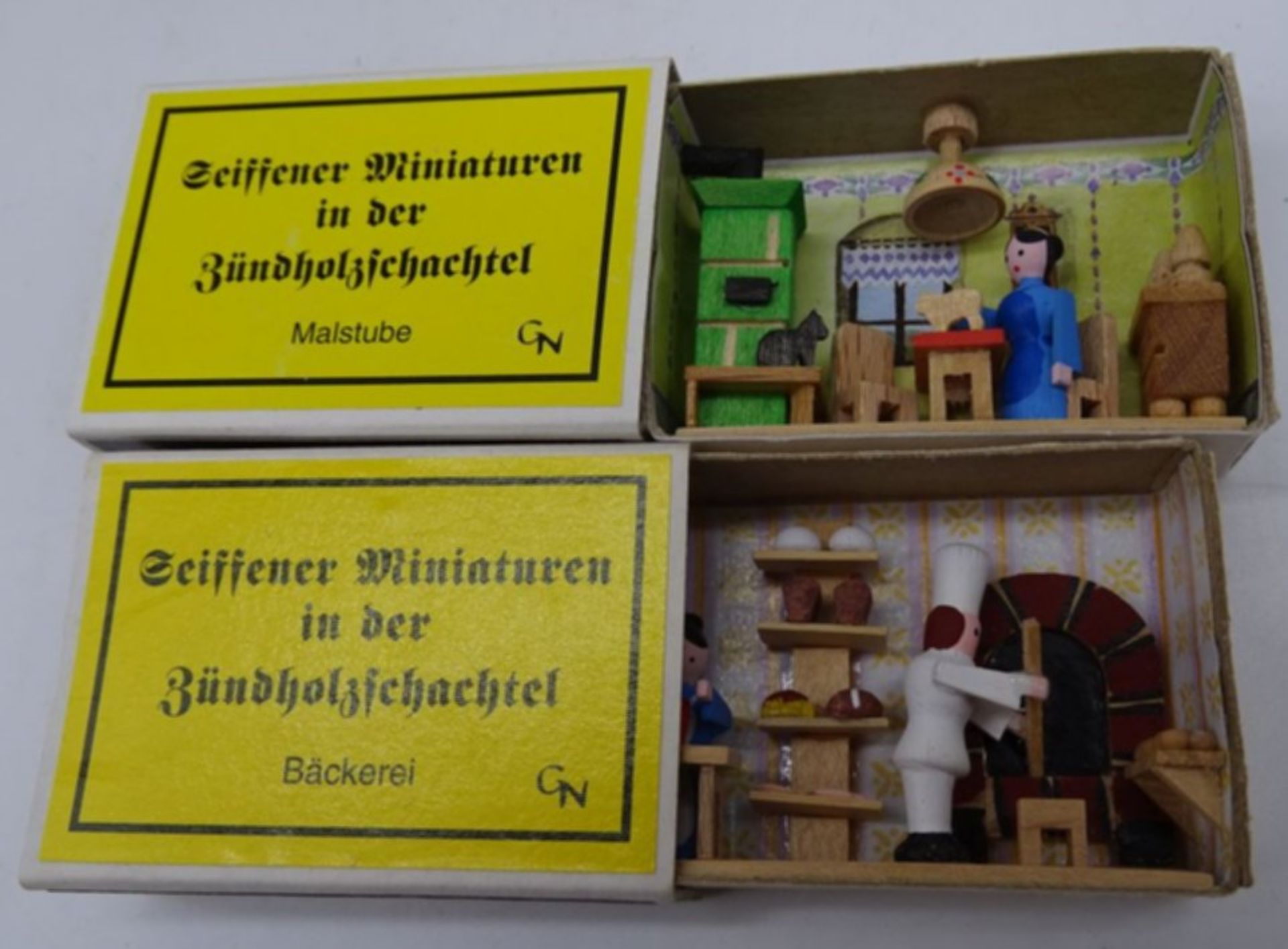 2x Seiffener Miniaturen in Streichholzschachteln, Bäckerei und Malstube