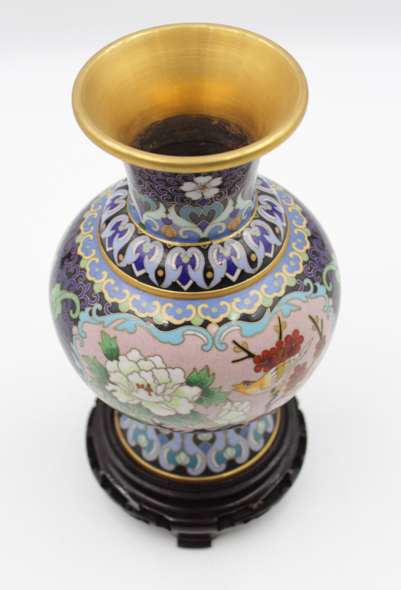 Cloisonné-Vase auf Holz, China, ohne Sockel H-21cm. - Bild 2 aus 5