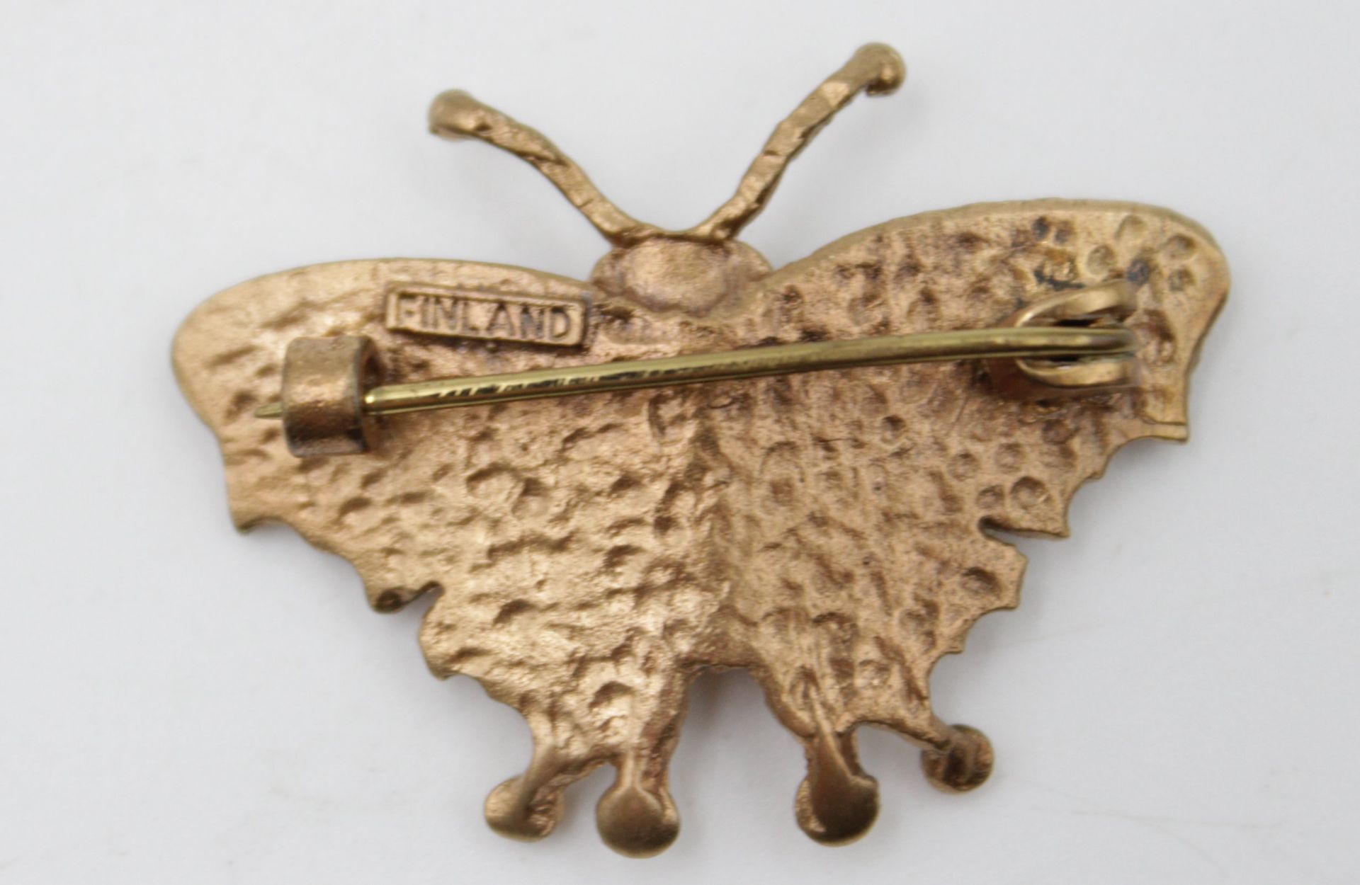 Eine Bronze-Brosche Finnland in Form eines Schmetterlings, H-2,5 cm B-3,5 cm - Bild 2 aus 3