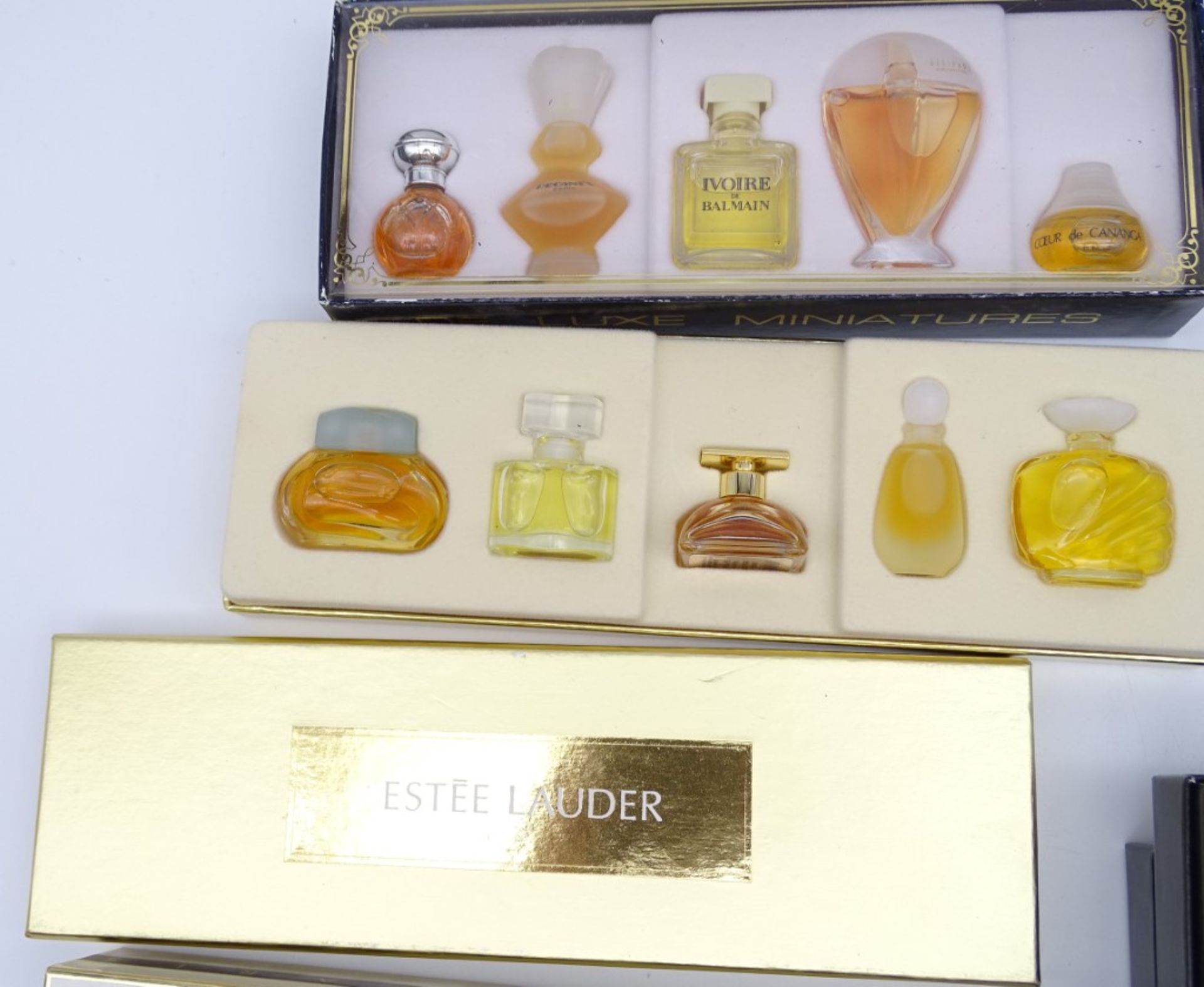 8 Schachteln mit Parfumminis, darunter Yves Saint Laurent, Dior, Lagerfeld, Estée Lauder, Elizabeth - Bild 9 aus 11