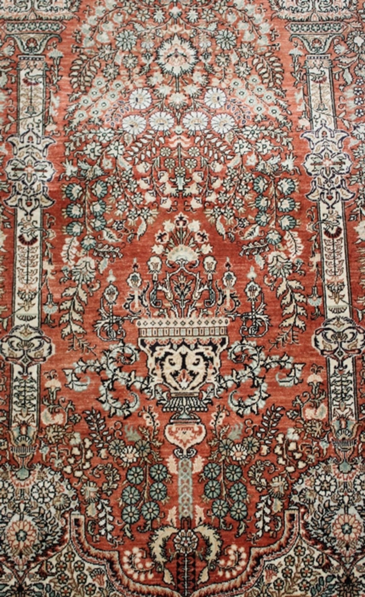 Orient-Seidenteppich, rotgrundig, guter Zustand, ca. 160 x 95cm. - Bild 2 aus 3