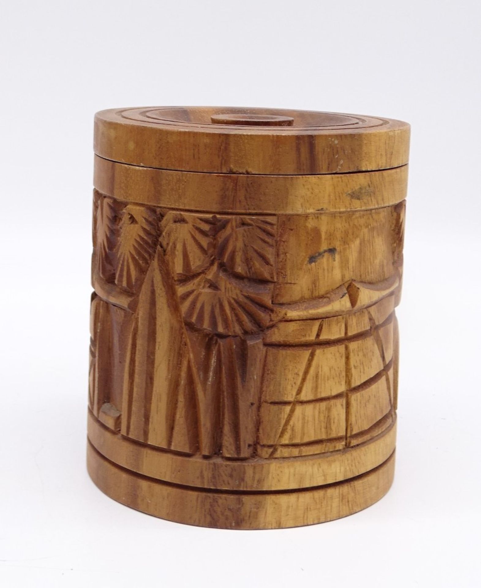 Holzdose mit geschnitzten Palmen- und Hüttenmotiven, H. 13 cm, leichte Altersspuren
