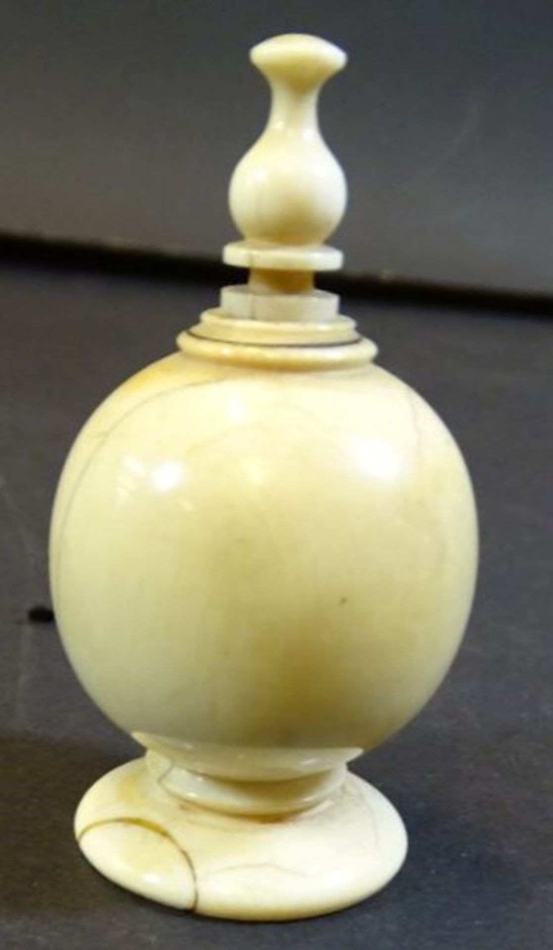 kl. Elfenbein-Flacon mit Drehverschluss, um 1900, H-6 cm, Altersspuren - Bild 2 aus 5