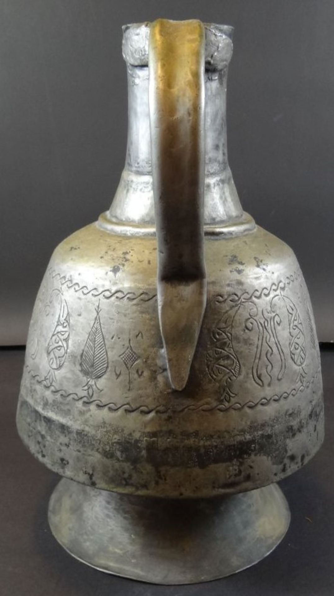grosse verinkte Kupferkanne mit Gravuren, wohl 19.Jhd., ohne Deckel, H-33 cm, Altersspuren - Bild 4 aus 8