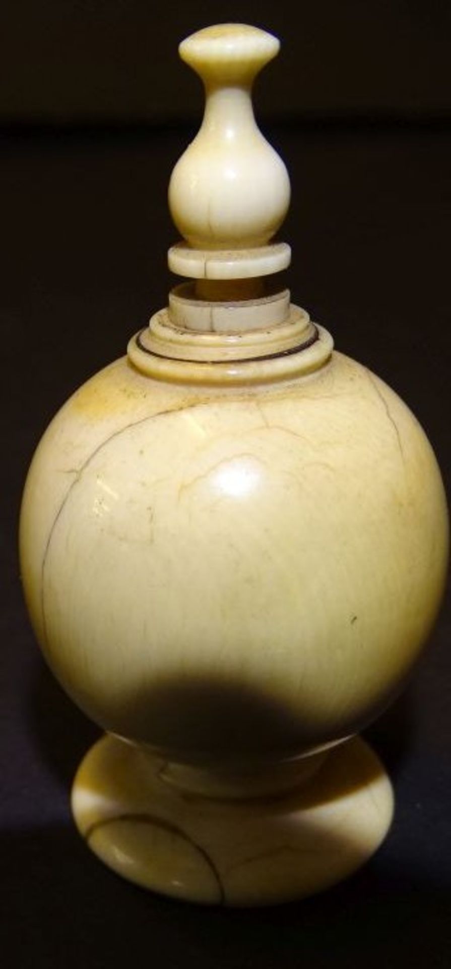 kl. Elfenbein-Flacon mit Drehverschluss, um 1900, H-6 cm, Altersspuren
