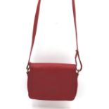 kl. Handtasche, rotes Leder, Longchamp, leichte Tragespuren, ca. 13 x 17cm.