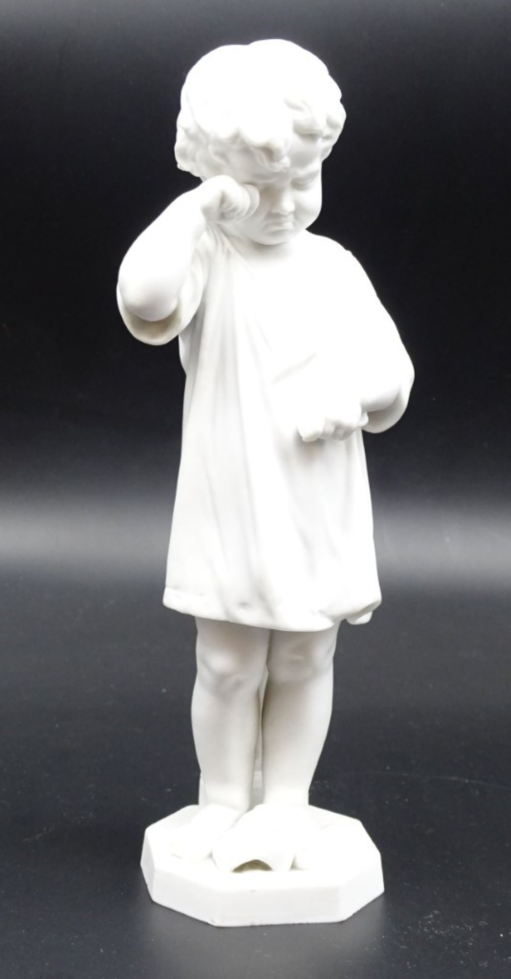 Kinderfigur aus Biskuitporzellan mit zerbrochenem Krug, ungemarkt, H. 24 cm, leicht reinigungsbedür