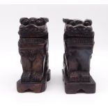 2 Fu-Hunde/ Wächterlöwen aus Holz geschnitzt, ca. 18 x 11 x 7,5 cm, leicht reinigungsbedürftig