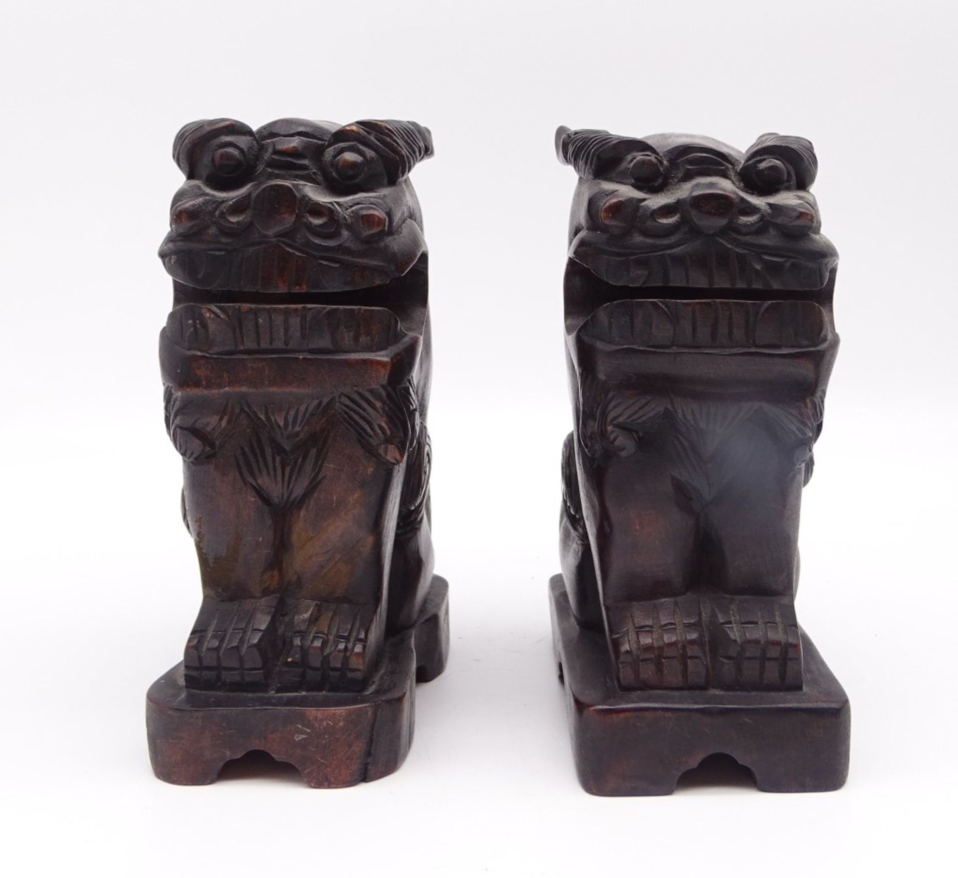 2 Fu-Hunde/ Wächterlöwen aus Holz geschnitzt, ca. 18 x 11 x 7,5 cm, leicht reinigungsbedürftig