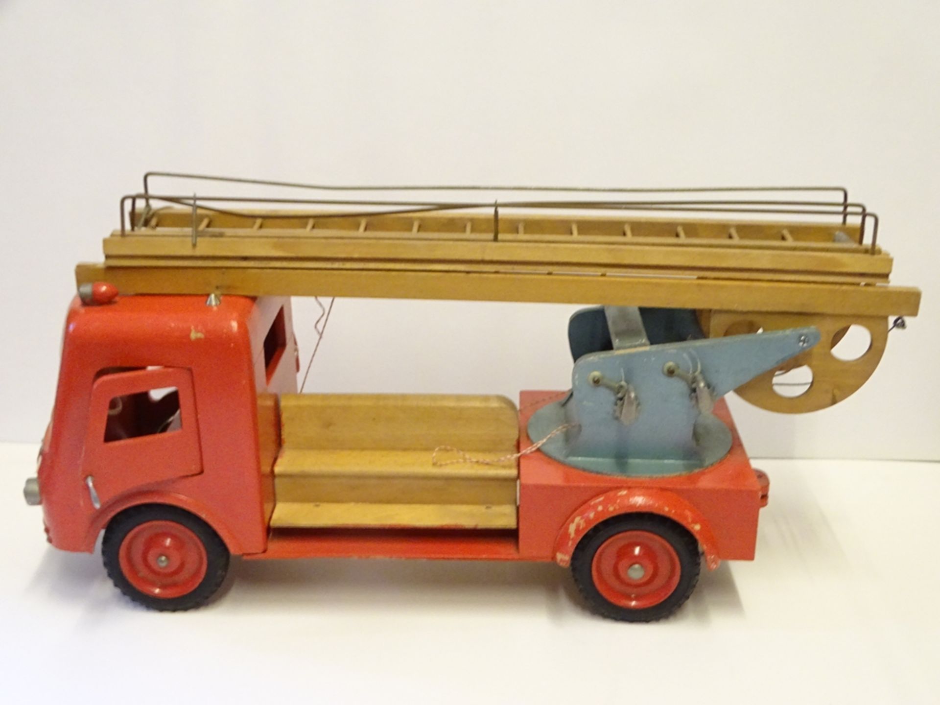 grosses Holz-Feuerwehr-Auto, lackiert, H-25 cm, L-55 cm, leicht bespielt - Bild 7 aus 10