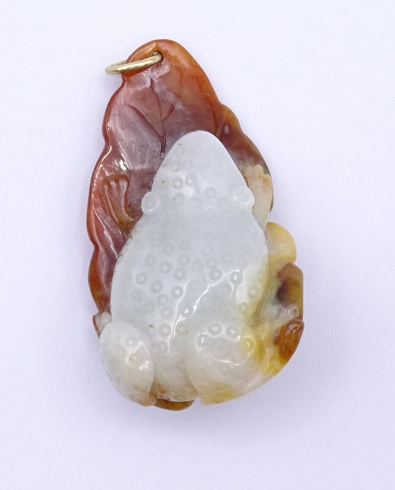 Mehrfarbiger Jade Anhänger mit Goldöse ,Frosch auf Blatt sitzend,gepr. um 14K, L. 5,2cm, 21,5g. - Bild 6 aus 6