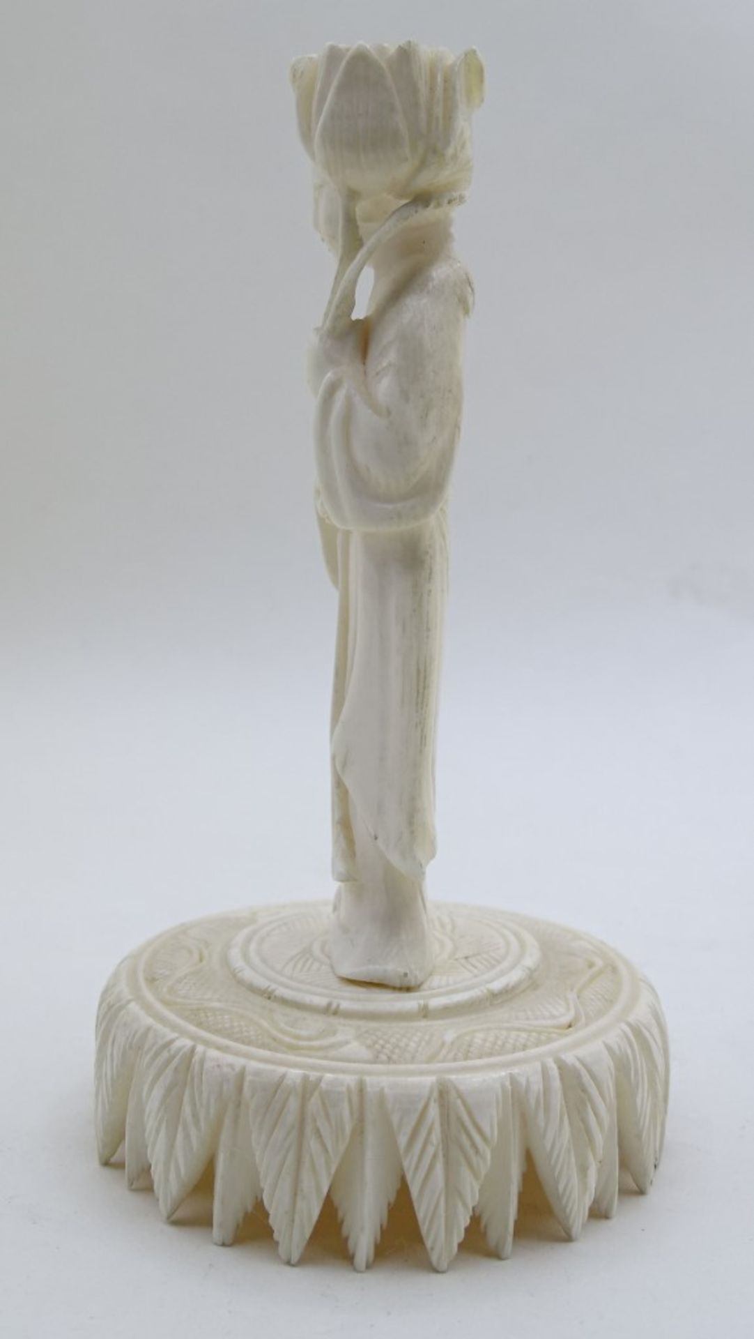 Geschnitzte Frauenfigur auf rundem Podest, Bei oder Beinimitat, China, H. 12,5 cm, mit Altersspuren - Bild 4 aus 4