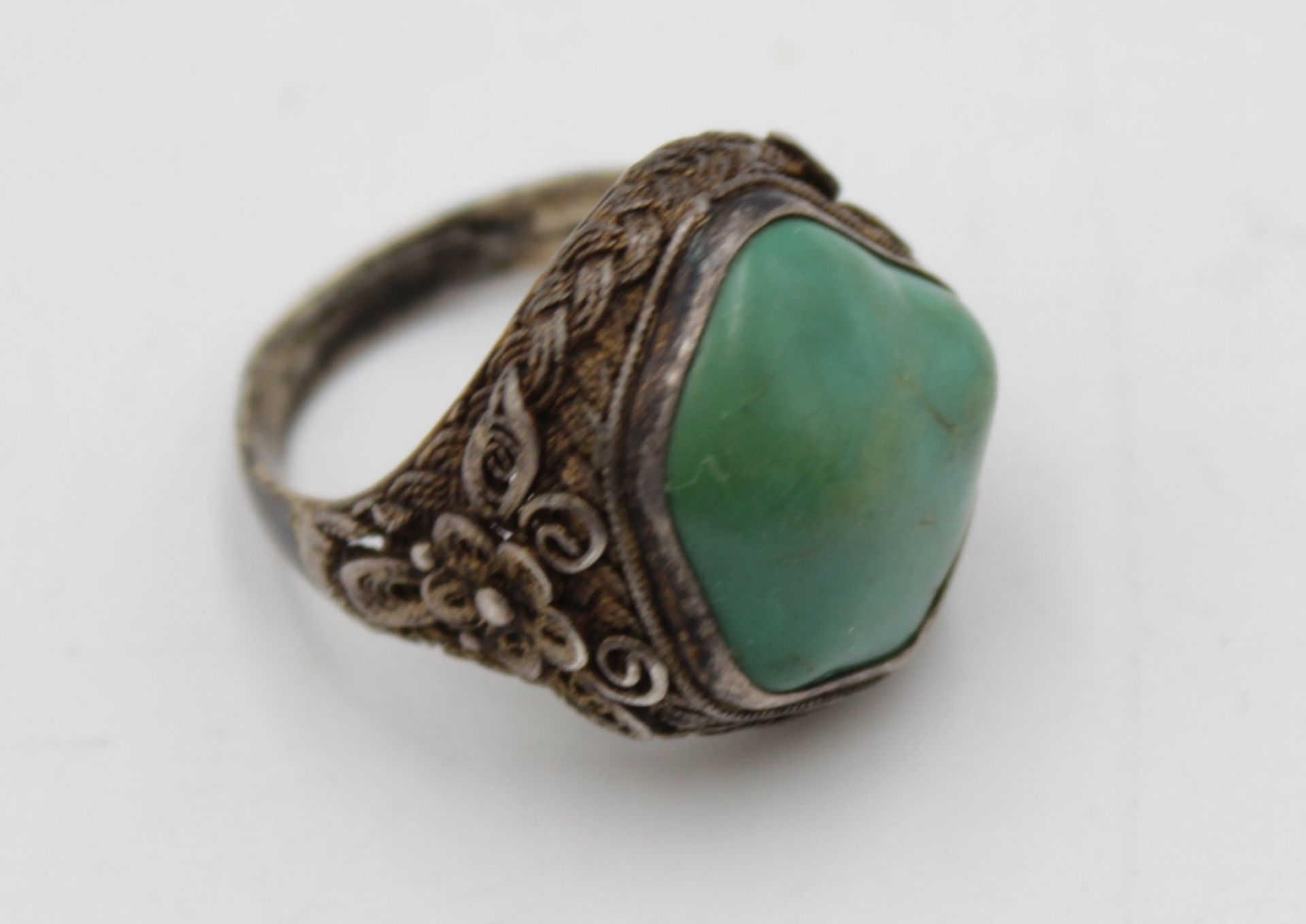 Ring mit türkisem Stein, Silber (gepr), wohl China, offen Schiene, ca. 8,7gr., getragen Erhaltung