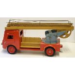 grosses Holz-Feuerwehr-Auto, lackiert, H-25 cm, L-55 cm, leicht bespielt