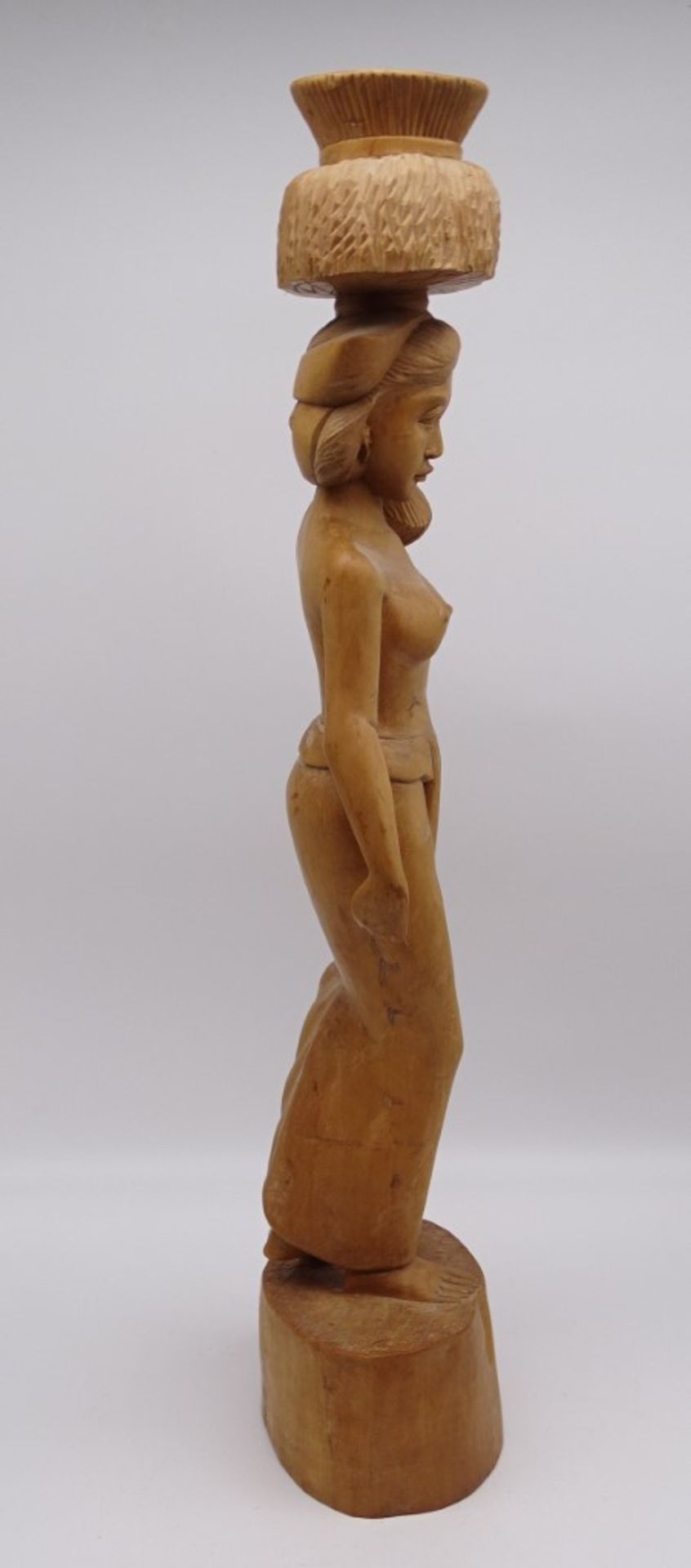 Frauenskulptur aus Holz, H. 61 cm, leicht reinigungsbedürftig - Bild 6 aus 6