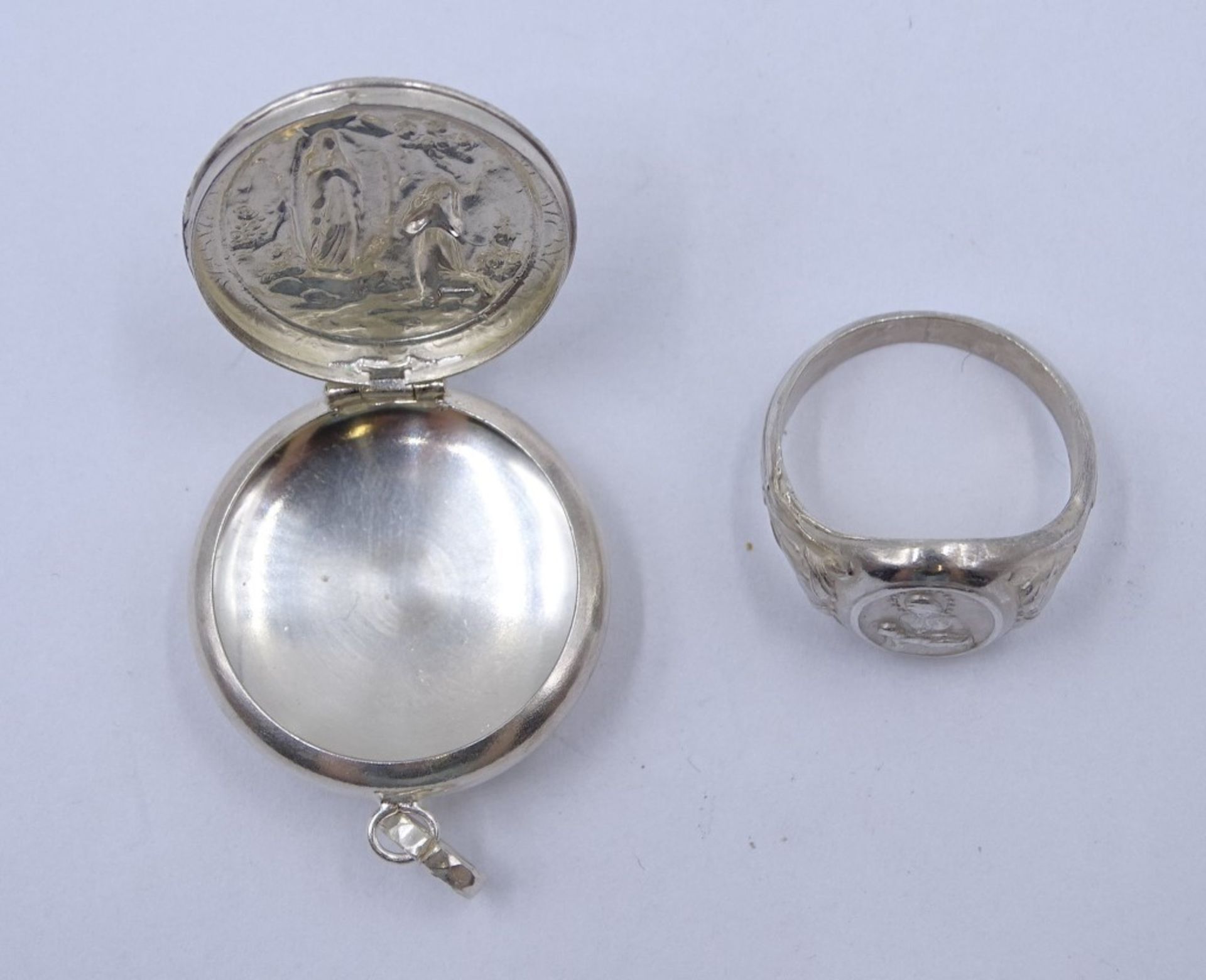 800er-Silberring und Medaillondöschen aus Metall mit Mariendarstellungen, Ring: 4,7 gr., RG 59, Ø M - Bild 2 aus 5