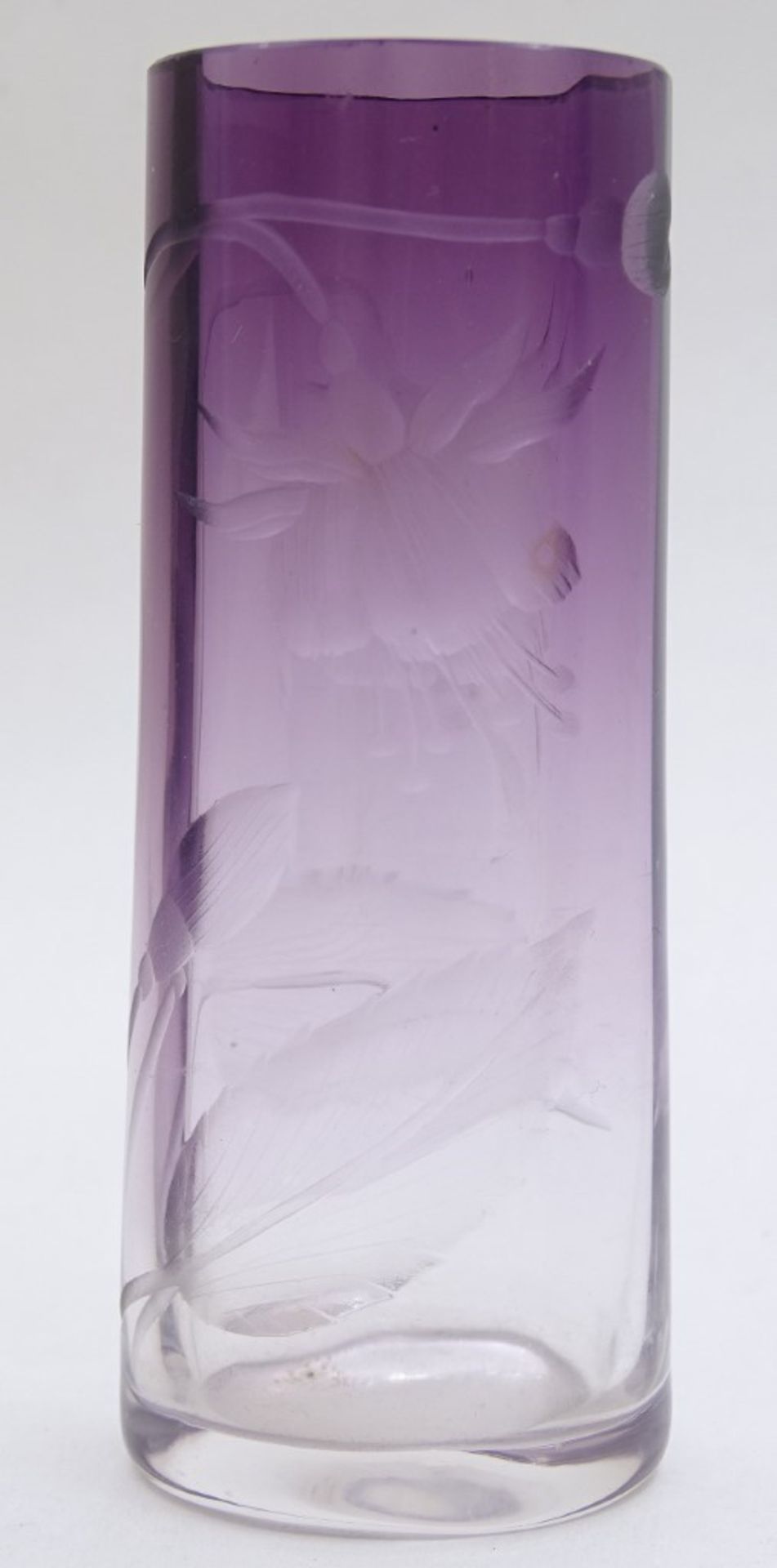 Kleine Vase, Jugendstil, geschliffenes Blumenmotiv, lila getönt, wohl Moser, H. 9,5 cm, leicht rein