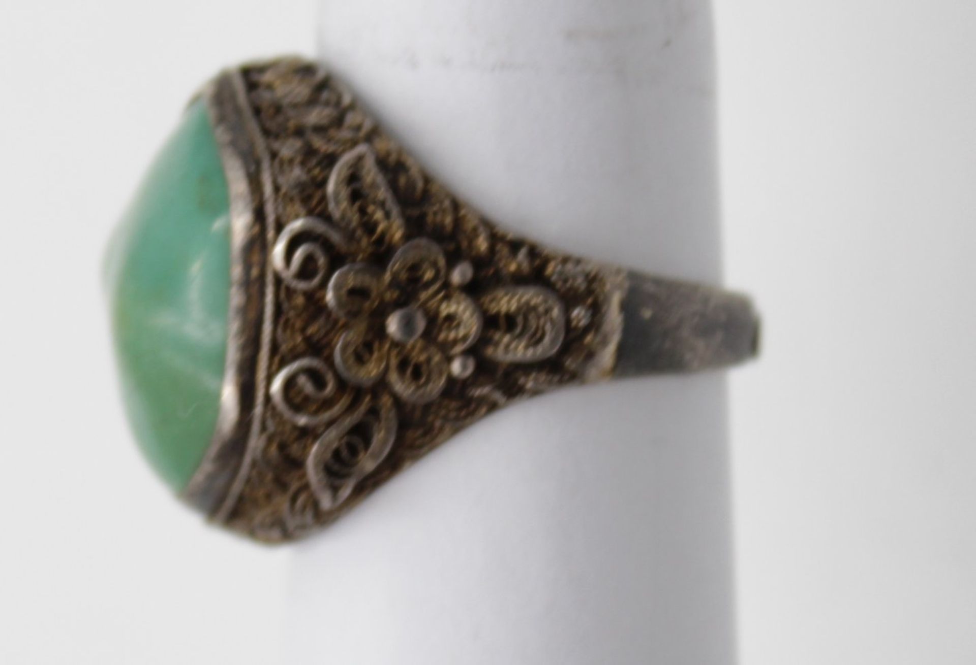 Ring mit türkisem Stein, Silber (gepr), wohl China, offen Schiene, ca. 8,7gr., getragen Erhaltung - Bild 2 aus 5