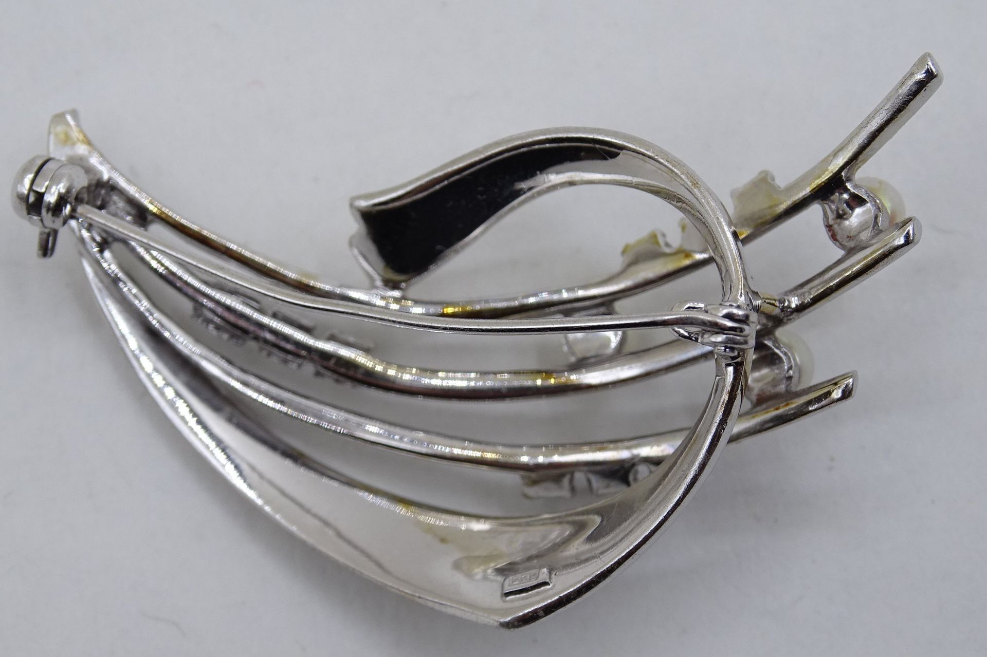 835er-Silberbrosche, besetzt mit Perlen und Markasiten, 5,5 x 3 cm, 15 gr. - Bild 3 aus 4