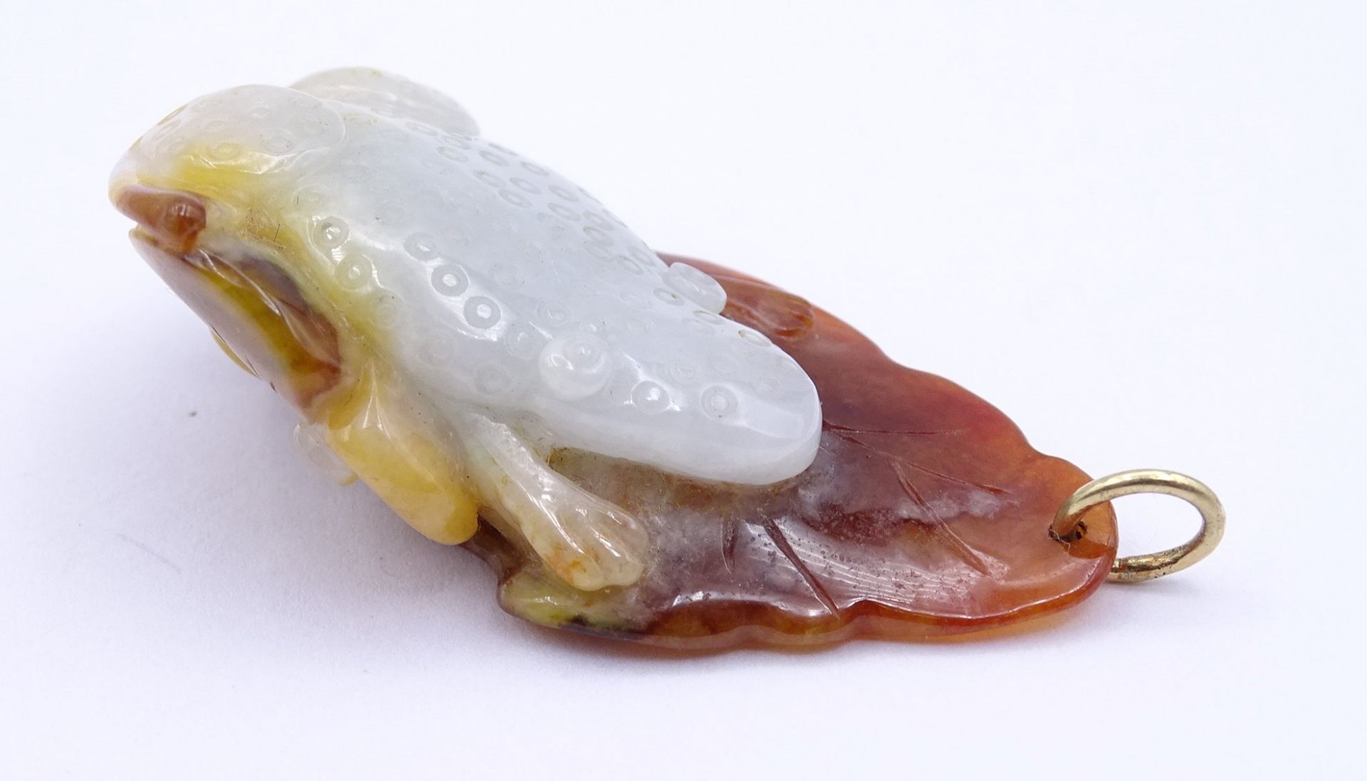 Mehrfarbiger Jade Anhänger mit Goldöse ,Frosch auf Blatt sitzend,gepr. um 14K, L. 5,2cm, 21,5g. - Bild 4 aus 6