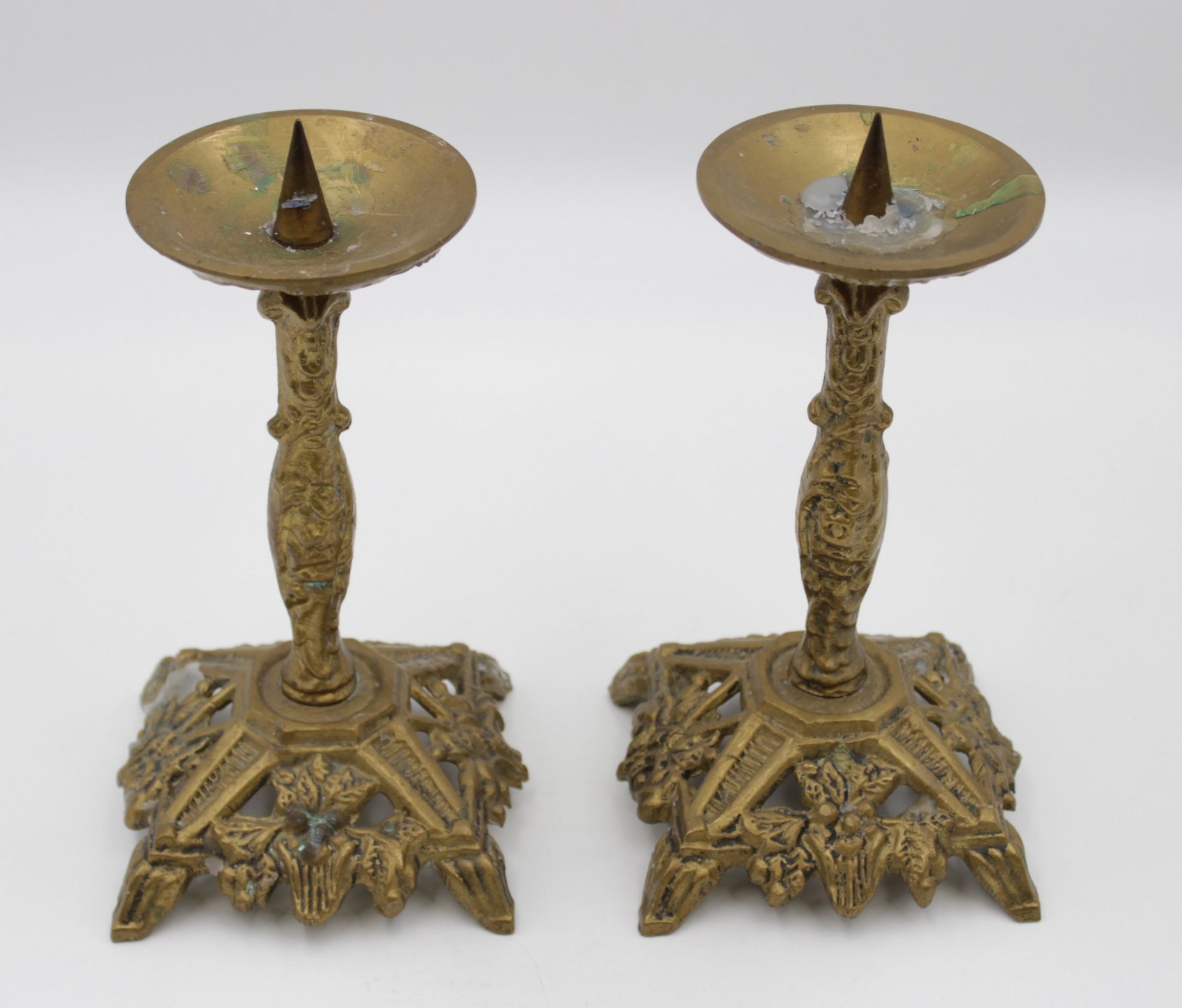 Leuchterpaar, wohl Bronze, reliefiert, ca. H-18cm.