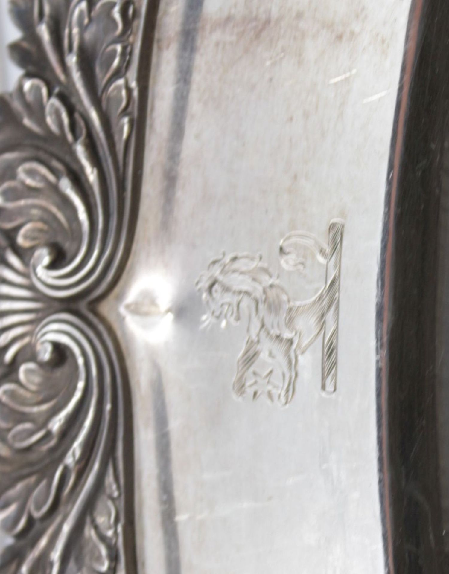 Servierplatte und Haube mit Löwen Wappen wohl England , versilbert . - Bild 4 aus 8