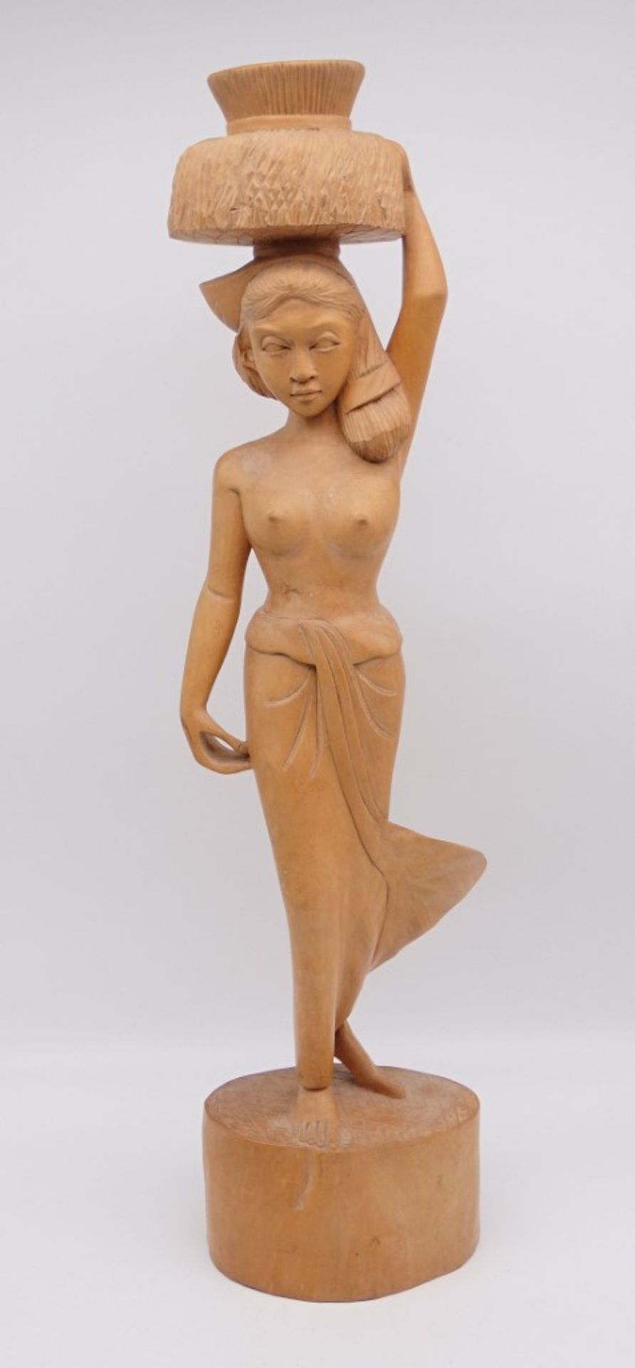 Frauenskulptur aus Holz, H. 61 cm, leicht reinigungsbedürftig - Bild 3 aus 6