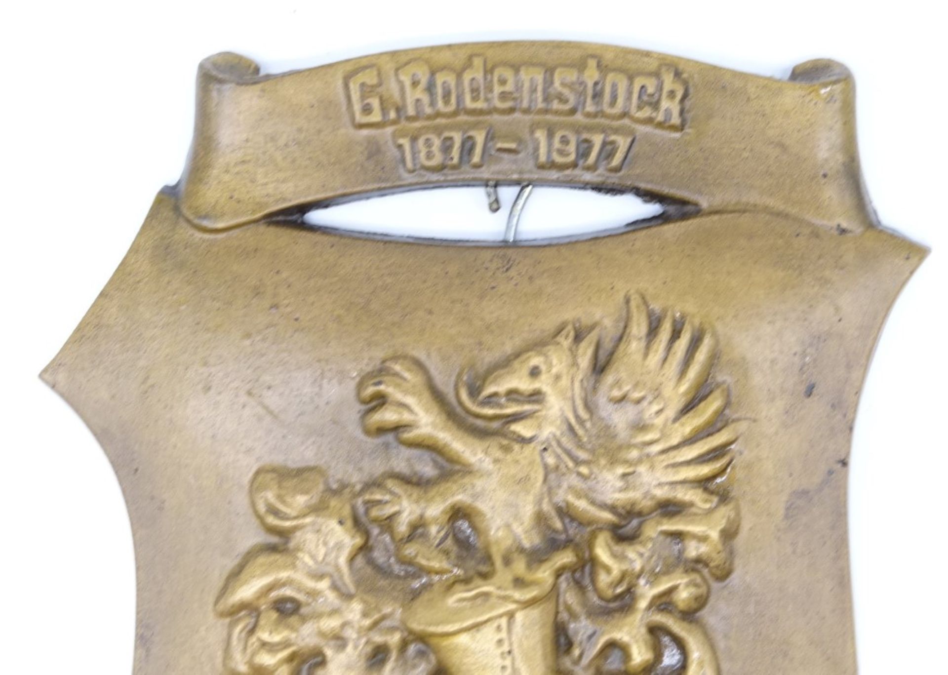 Wappenschild, Bronze, "G. Rodenstock 2877-1977, Der Brillenmacher", ca. 14 x 20 cm - Bild 3 aus 4